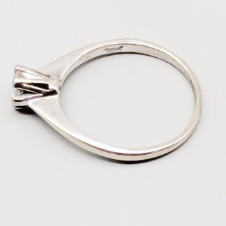 Solitärring i guld med diamant-0