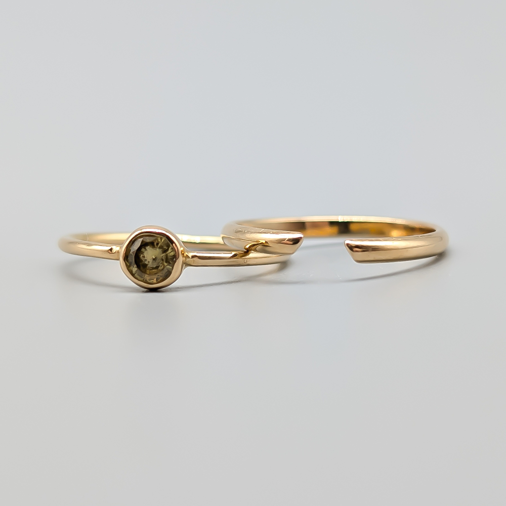 Matching Set: Ring in Gold with Gul Stone and Open Ring in Gold 18K 2.86g 16.5mm