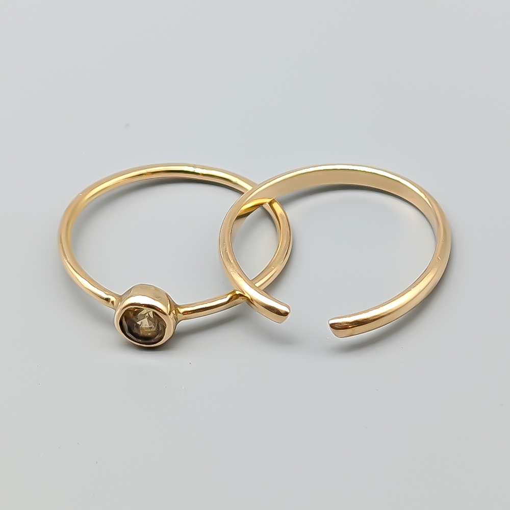 Matching Set: Ring in Gold with Gul Stone and Open Ring in Gold 18K 2.86g 16.5mm - Image 3