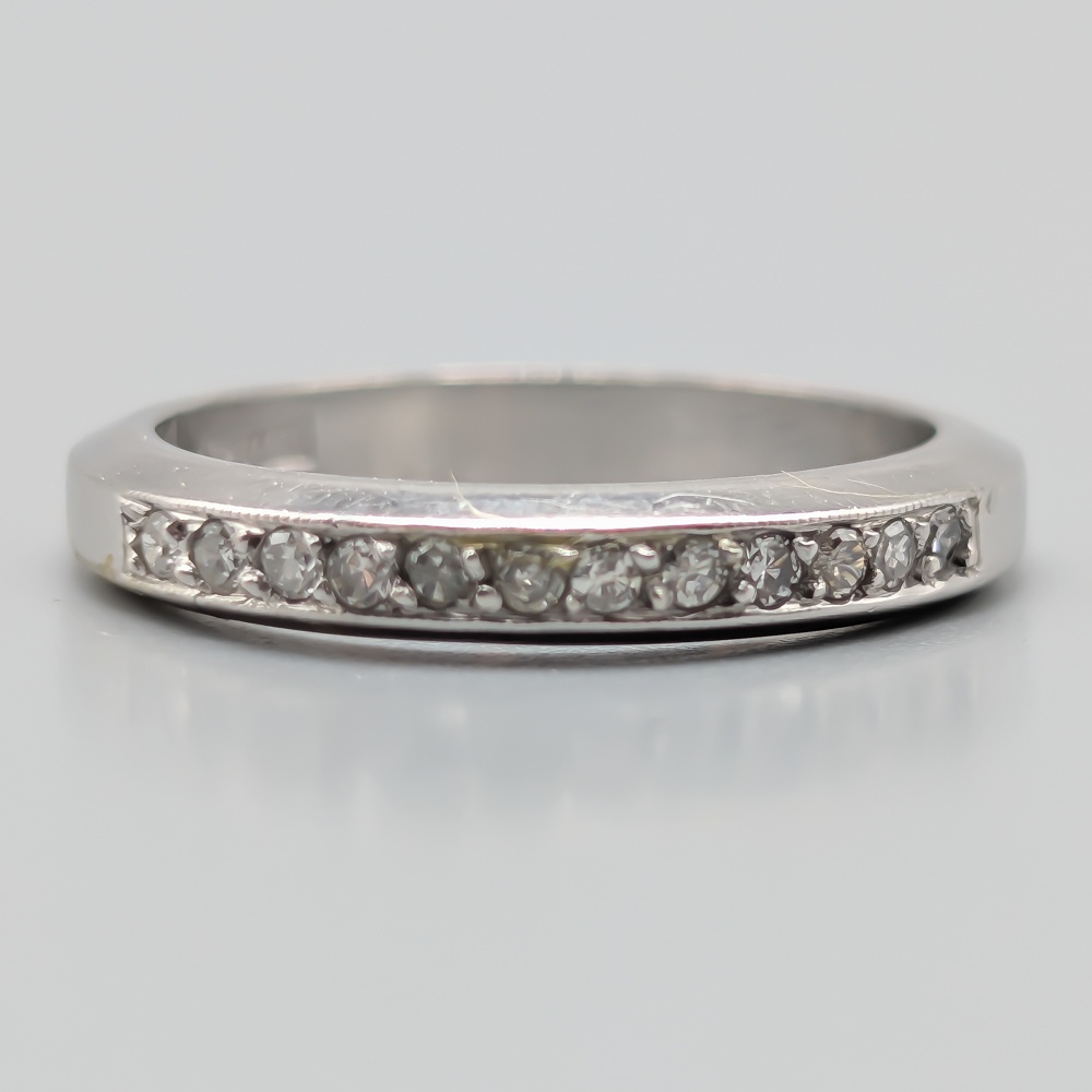 Alliansring i Vitguld med Diamanter-1