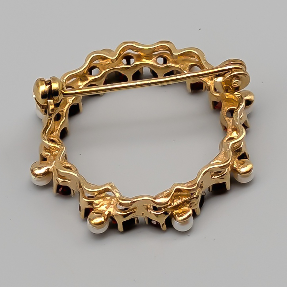Brooch in Gold with Garneter and Odlade pearls 18K 4.26g 25mm