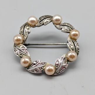 Brooch in Silver with Marcasites and Faux Pearls S830 4.25g 26mm