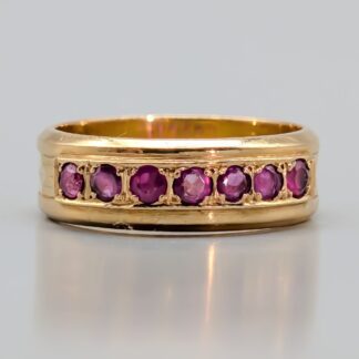 Ring i Guld med Röda Stenar-2