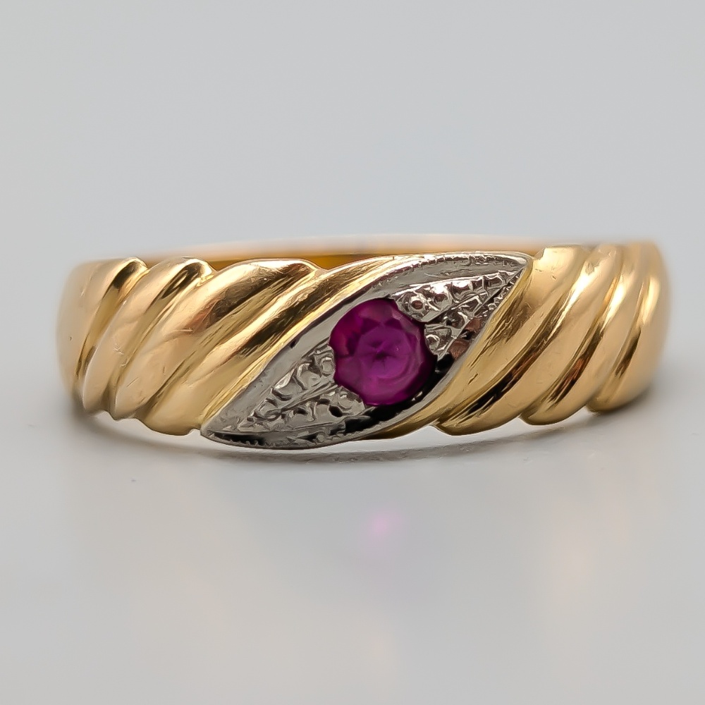Ring in Multicolored Gold with Red Stone 18K 4.02g 18.5mm