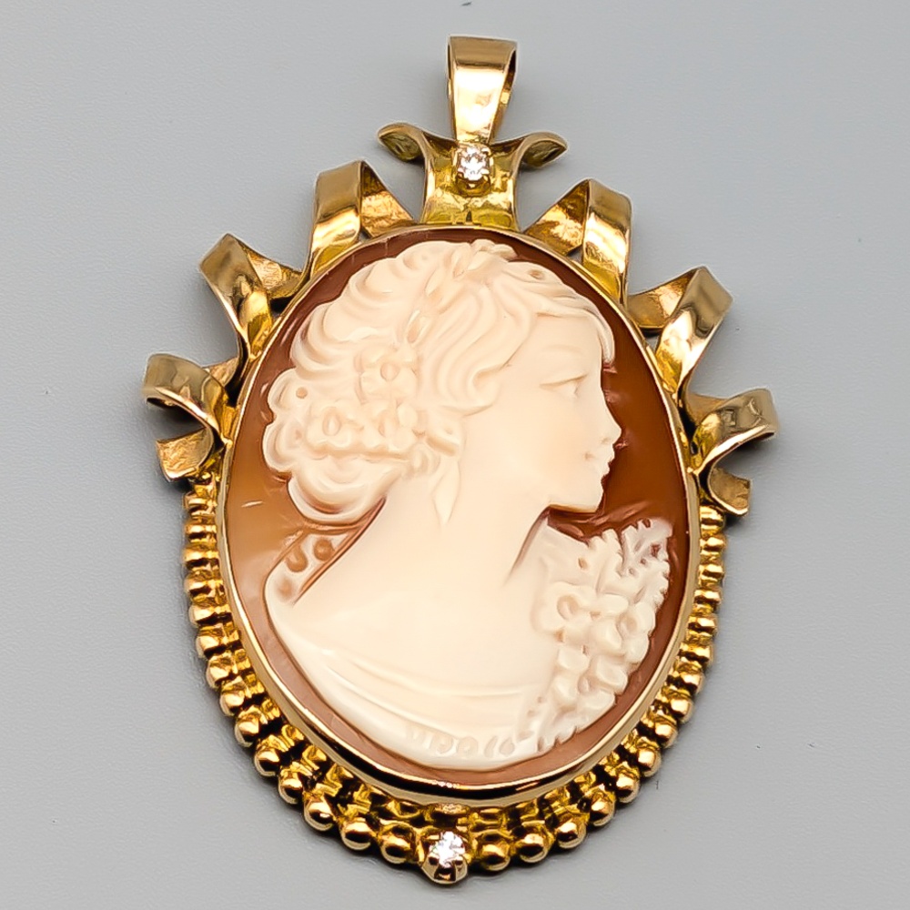 Pendant in Gold with Cameo and Diamonds 18K 9.92g 43mm