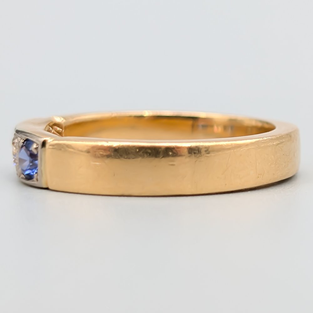 Ring i Guld med Vit och Blå Stenar-1